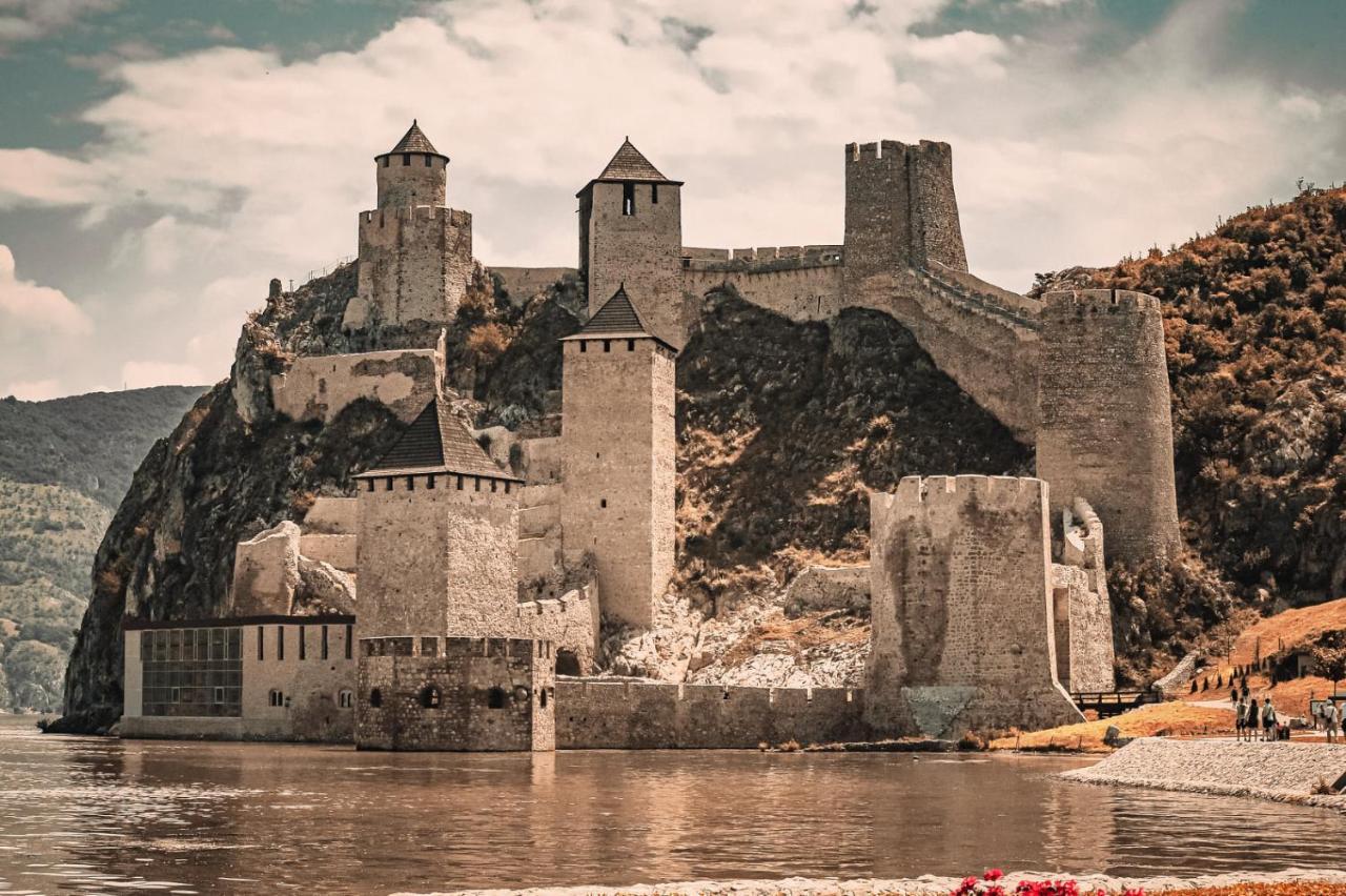 Villa Carobni Breg à Golubac Extérieur photo