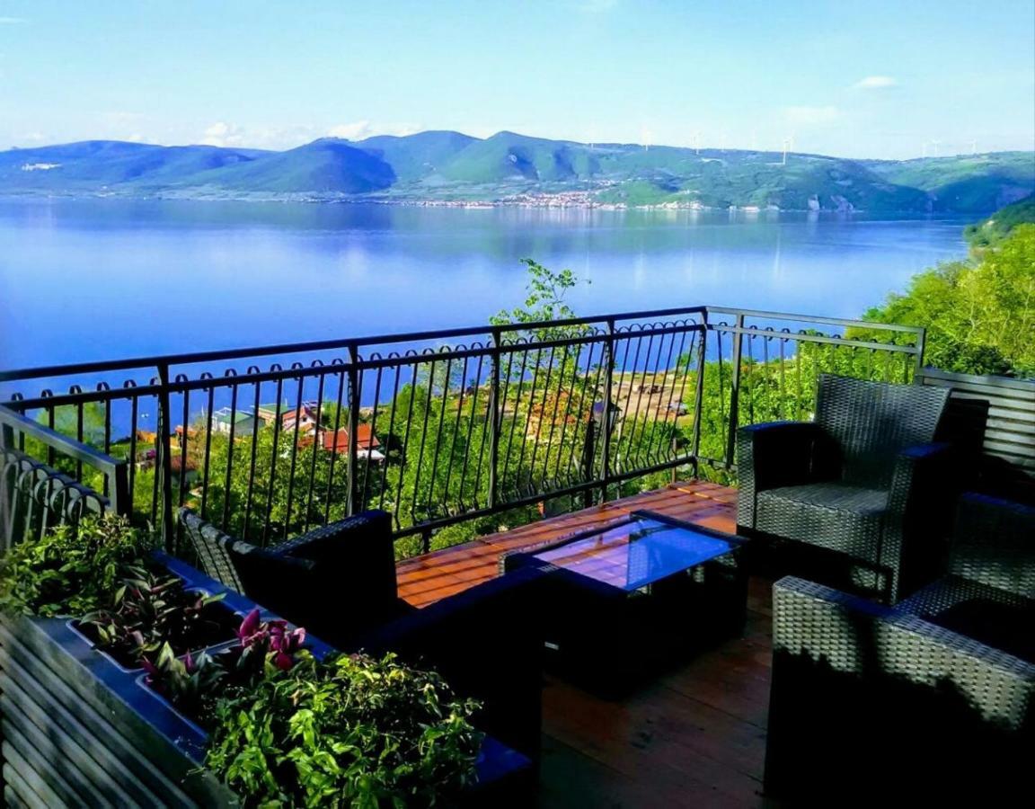 Villa Carobni Breg à Golubac Extérieur photo